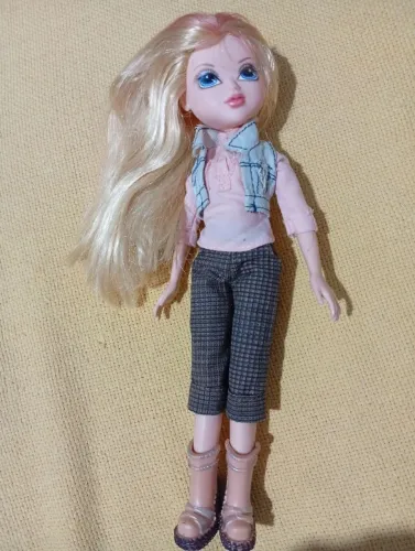 Boneca linda as botas não são dela.