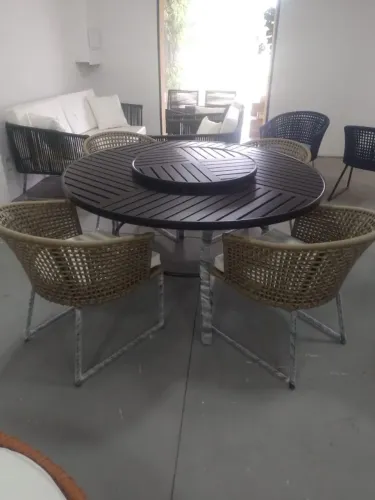 Mesa ripada em aluminio com tampo giratório