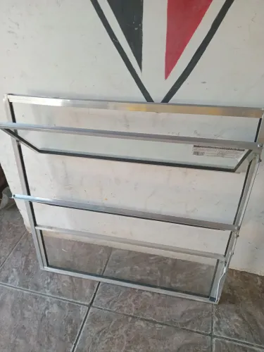 Vendo essa janela basculante.