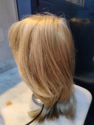 Peruca Fiszpan Feminina Média com Corte Repicado e Franja