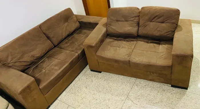 Jogo de sofá marrom de 2 lugares
