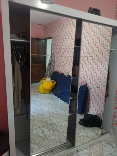 Guarda roupas 3 portas com espelho. Ler a descrição.