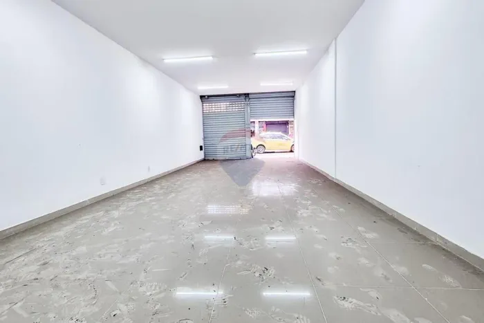Sala com 120m2, reformada, com 2 pavimentos na Itamar Franco