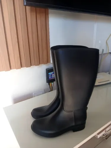 Quero vender uma botar hipismo nova pouco tempo de uso
