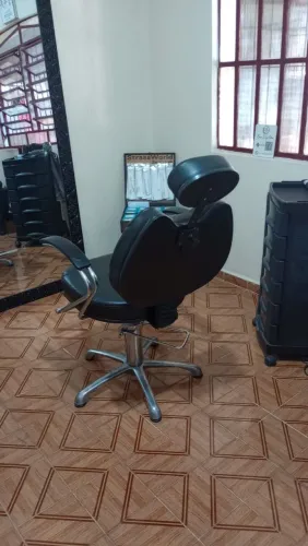 Lavatório e cadeira