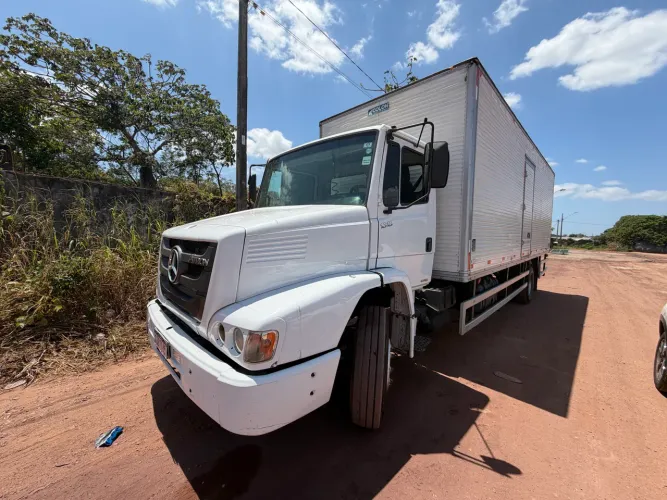 MB 1319 reduzida baú de 8 m 