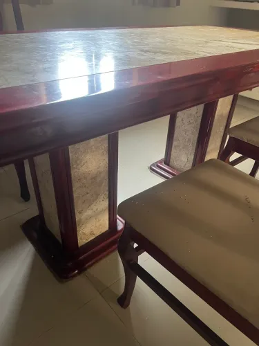 Mesa com 6 cadeiras porém uma tem que reformar !
