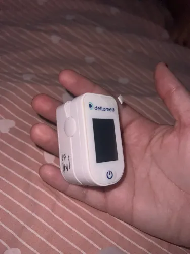 Oxímetro de dedo com capinha e bolsinha para guardar