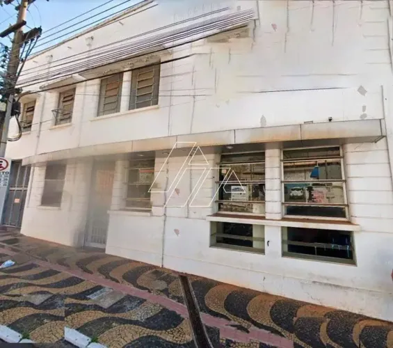 Galpão comercial com 1.400 m² construídos, 15 vagas e dois pavimentos à locação no Centro