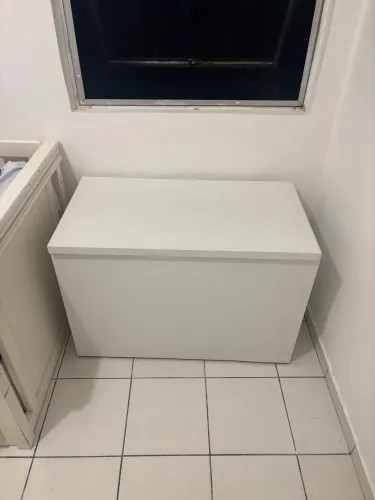 Baú em mdf naval, com rodízios e braço pneumático.