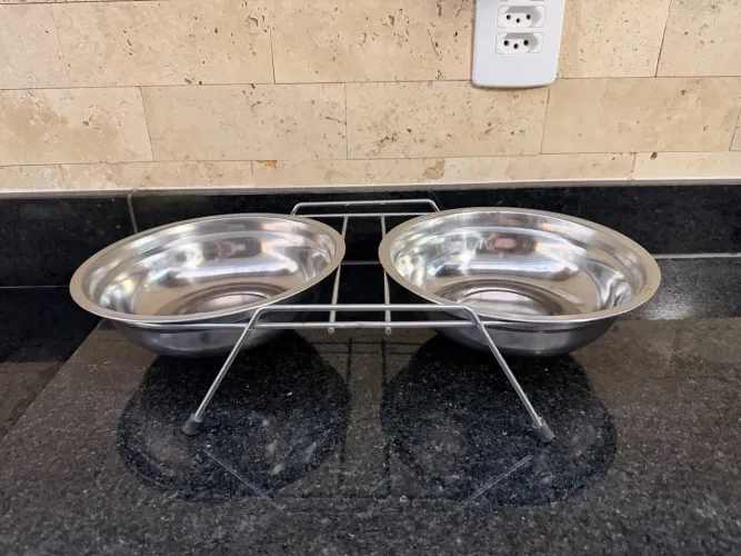 Vendo comedouro duplo em alumínio