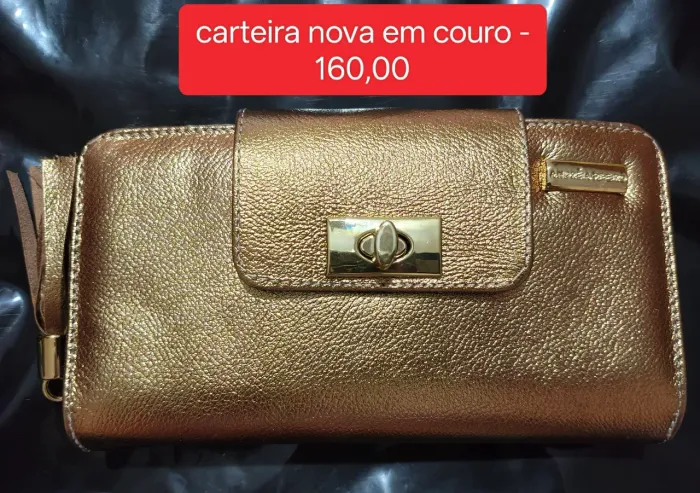 Carteira dourada de couro