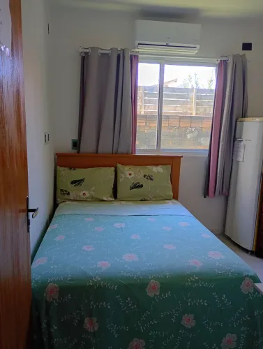 Aluga-se um quarto para moça estudante