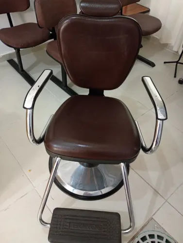 Duas cadeiras de cabeleireiro