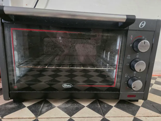 Este é um forno elétrico Oster, disponível em modelos como o OFOR310 (30 litros)