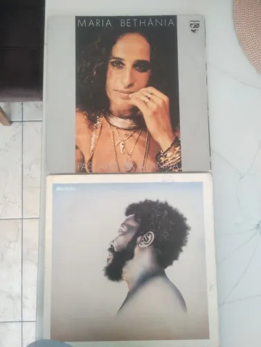 SOMENTE AS CAPAS DESTES 2 VINIS. MARIA BETÂNIA E MARTINHO DA VILA