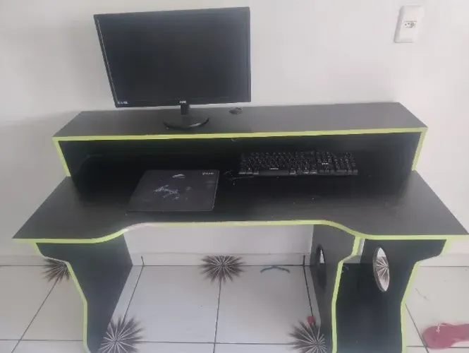 Mesa gamer e tela 