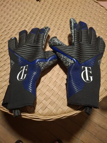 Luva de Goleiro semi nova da Marca TG