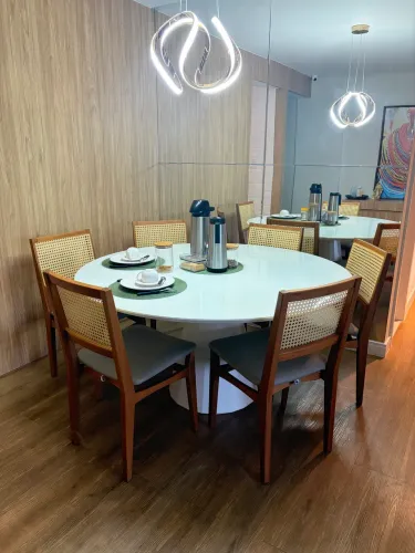 Mesa de jantar redonda + 6 cadeiras em madeira e palhinha