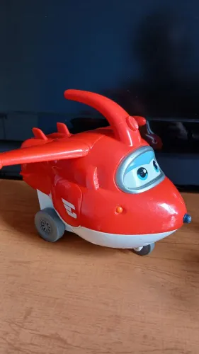 brinquedo do personagem Jett da série Super Wings, fabricado pela Sunny ou Fun.