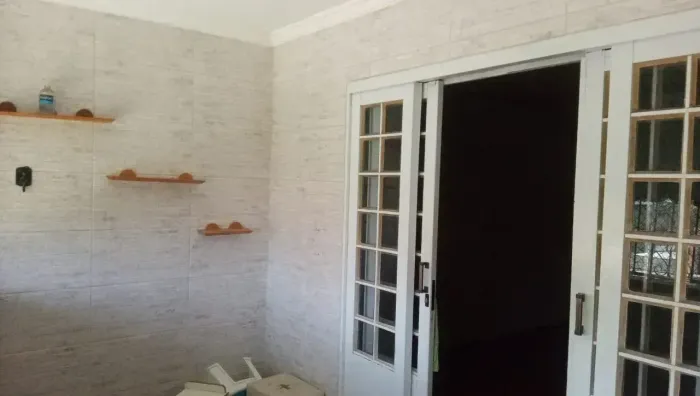 Apartamento em sobrado com sala ampla e cozinha integrada, três quartos em rua tranquila d