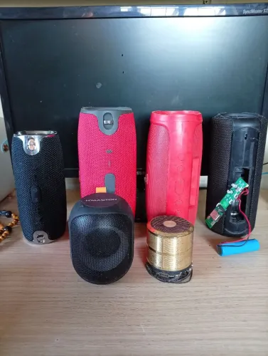Lote B com 6 caixas de som Bluetooth com defeito