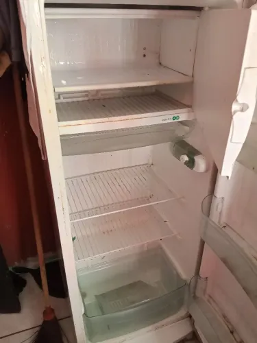 Vende se uma geladeira consul