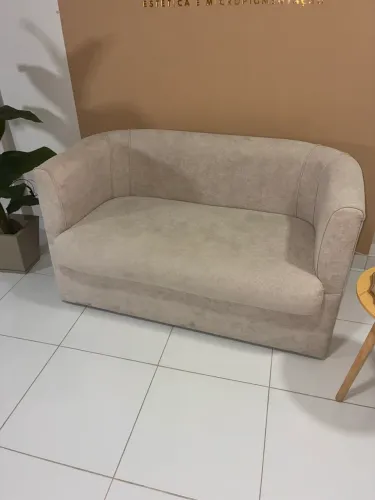 Sofá e puf de recepção 