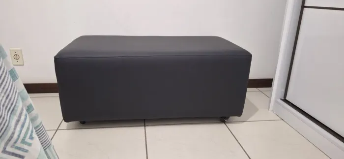 Assento puff novo com rodinhas para 2 lugares 