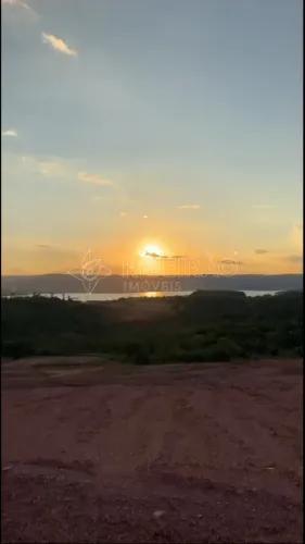 Terreno declive de 360m² à venda no condomínio Rio Sol II