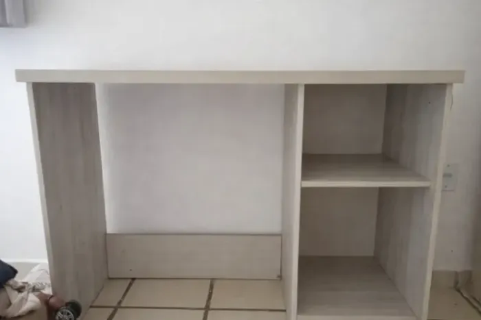 Escrivaninha/mesa com 2 nichos