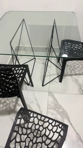 Mesa 6 lugares com 4 cadeiras