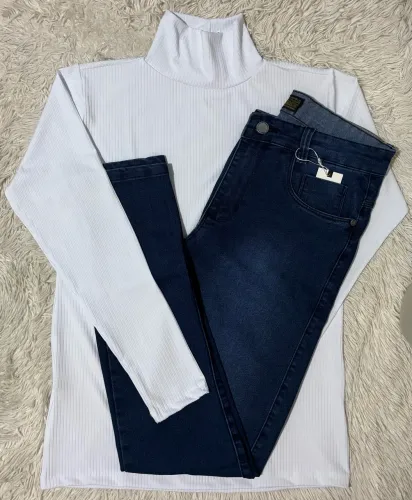 Kit Camisa Gola Alta e Calça Jeans
