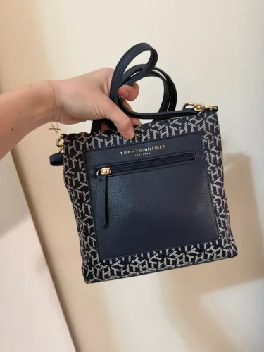 Bolsa transversal da marca Tommy Hilfiger com um design de monograma TH em azul e branco