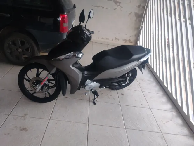 Moto topppp muito nova toda original 