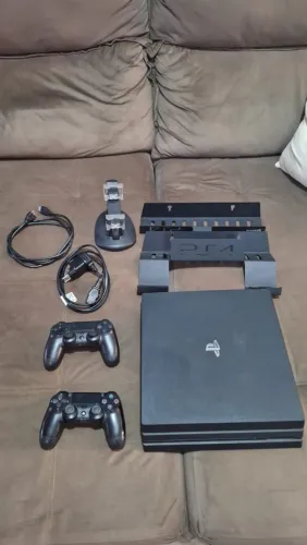 Vende-se PS4 Pro 1TB 2 controles 