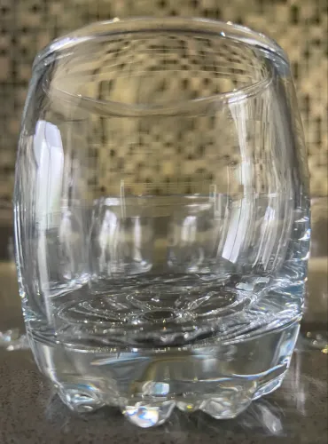 Seis mini copos de licor de vidro transparente baixo detalhe na base lembra girassol 