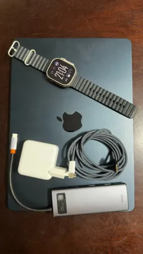 Combo Apple: MacBook Air M2 (Bateria 100%) + Apple Watch Ultra 1 + Brindes