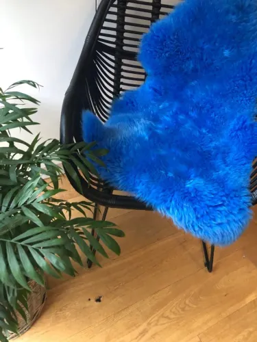 Pelego de carneiro(ovelha) com lã natural aprox.0,76x1,14 azul oi2-77
