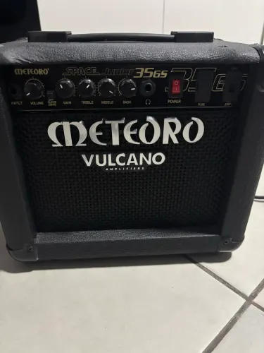 Guitarra,cubo meteora e pedais