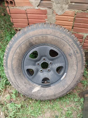 Vendo pneu de s10 e camionete hilux