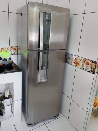 Vendo uma geladeira Eletrolux