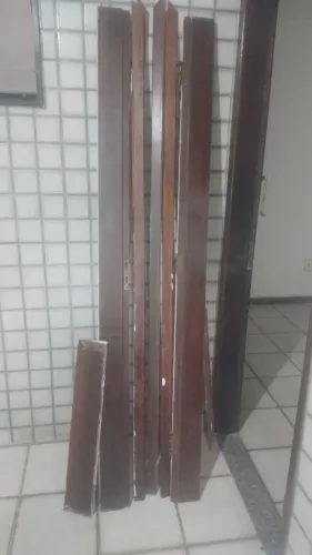 Vendo caixote para porta madeira de lei ,e porta de banheiro 