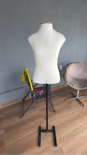 Maniquim completo, com cabides novos!