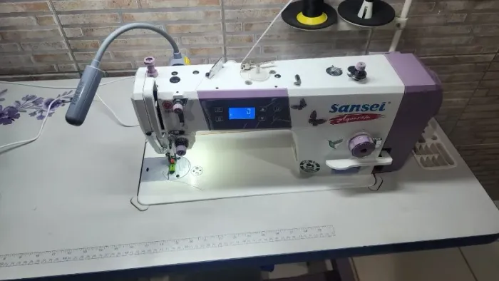 Máquina de Costura SANSEI - Excelente Estado e Funcionamento Perfeito