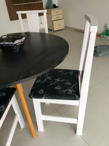Mesa Redonda com Tampo Preto e Pés Palito em Madeira (estilo retrô/escandinavo) + 4 Cadeir