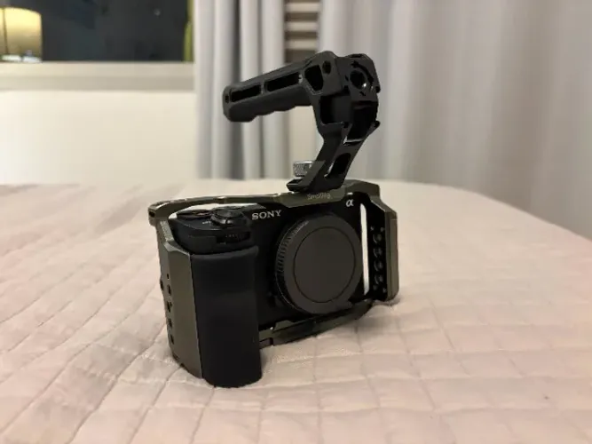 Sony A6700 + Cage HawkLock Smallrig + Top Handle