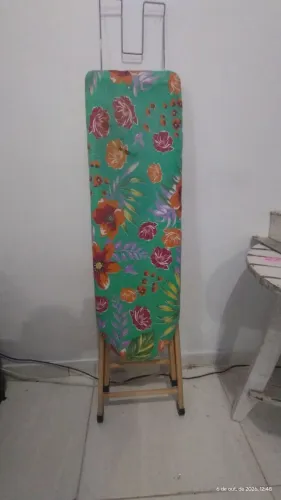 Tábua de Passar Roupa Dobrável em Madeira com Estampa Floral - Excelente Estado<br>