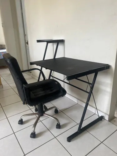 Escrivaninha de metal + cadeira de escritório