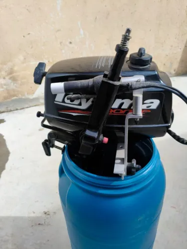 Motor de popa Toyama 3,6hp com adaptação para haste extensora.